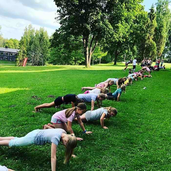 Tüdrukud teevad kätekõverdusi