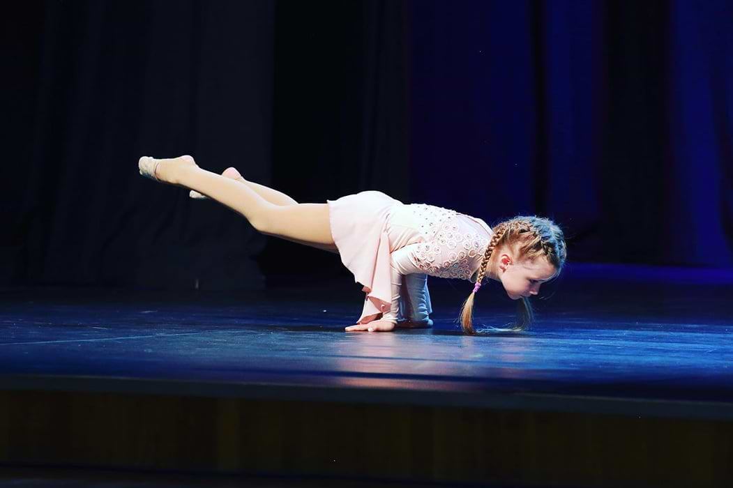 Tüdruk seisab kätel