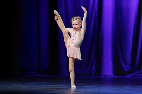 Tüdruk seisab ühel jalal